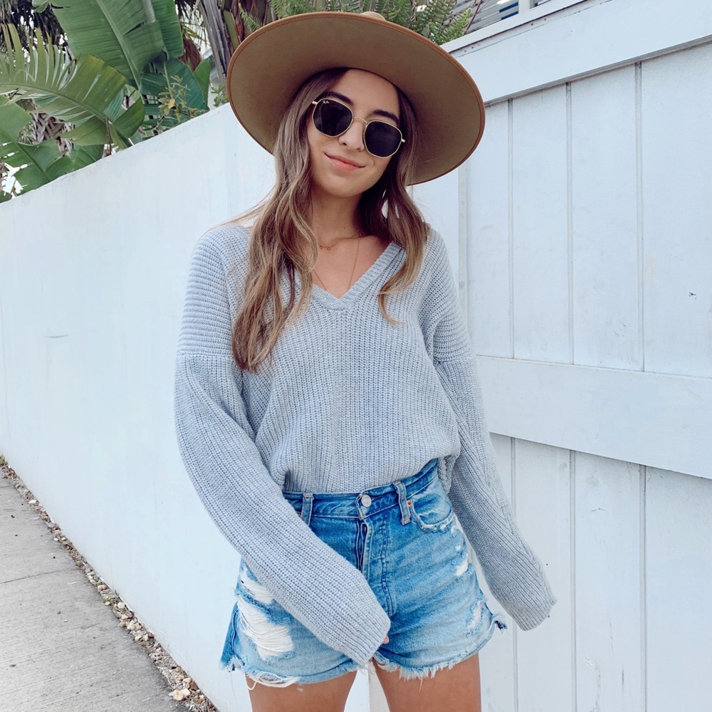 NEW! Chic Grey Vneck Sweater - Picture 5 of 5